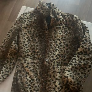 Fully reversible coat. Leopard one side and gray the other. Real usable pockets